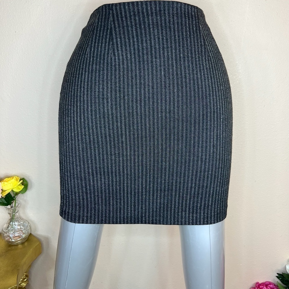 6 Black & White Pinstriped Stretch Pencil Skirt